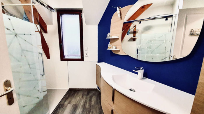 douche-vasque-bois-bleu
